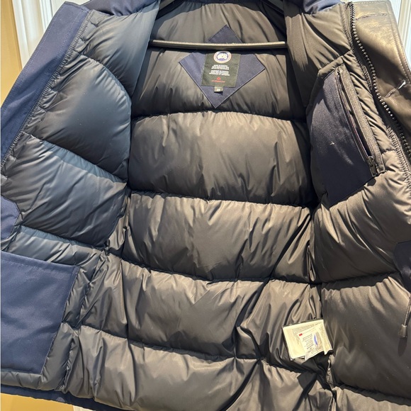 Men’s navy blue Canada Goose coat. Size medium. - Picture 7 of 10